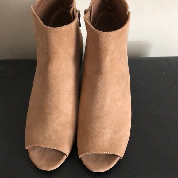 Caramel colored old navy heels - Picture 2 of 5